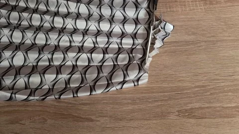 Cuts Material With Scissors Видео 157386487
