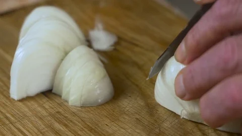 Cuts onions on a cutting board 스톡 동영상 80102984