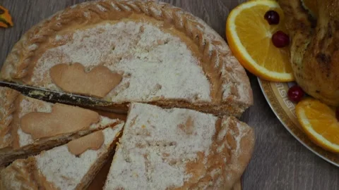 Cuts a pie for festive dinner at home. Thanksgiving  or Christmas dinner. 스톡 동영상 257597856