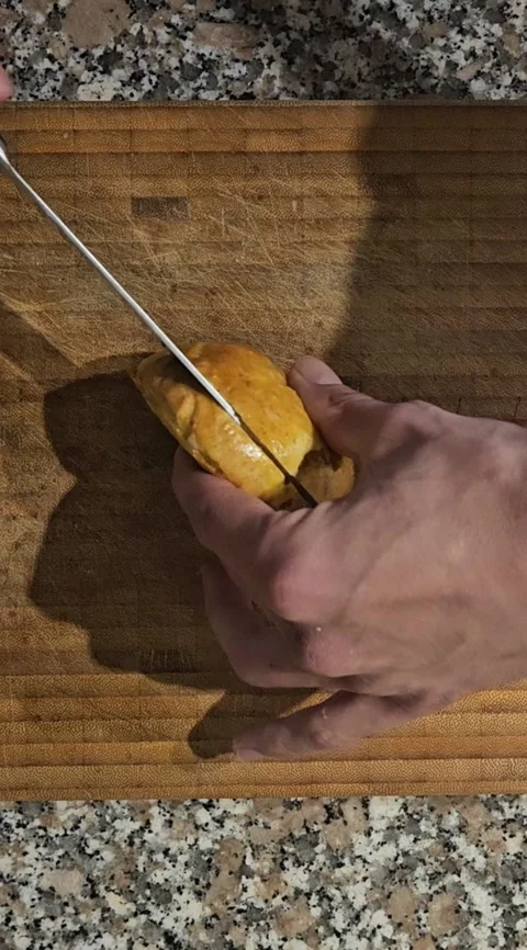 Cuttibg buns in half Stockbeeldmateriaal 319438641