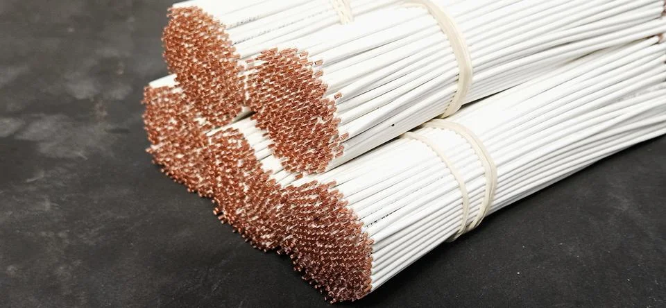 Cutting and decapping of electrical cable Stock-Fotos