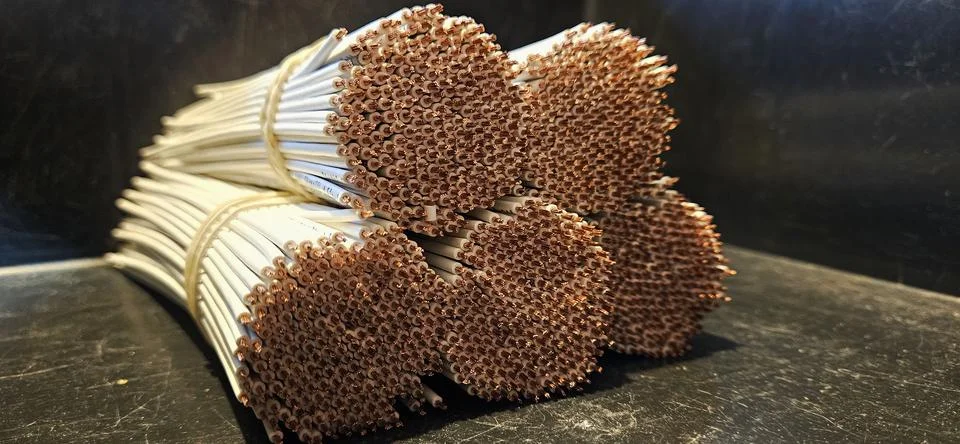 Cutting and decapping of electrical cable Stock-Fotos