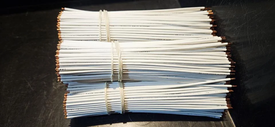 Cutting and decapping of electrical cable Stock-Fotos