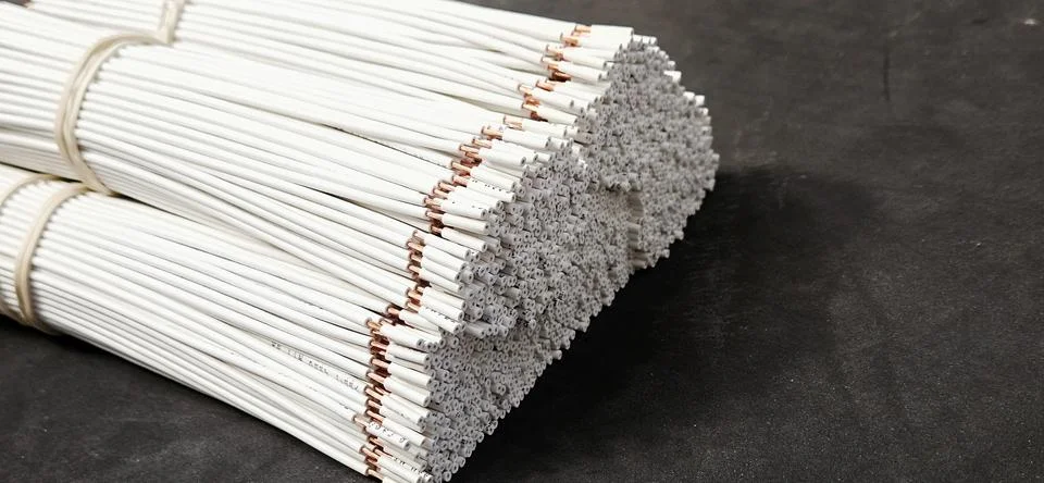 Cutting and decapping of electrical cableh Stock-Fotos