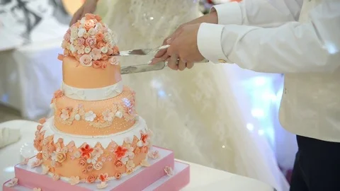 Cutting and folding plates on the wedding cake 库存影片 70913873