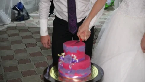 Cutting and folding plates on the wedding cake Video stock 70915235
