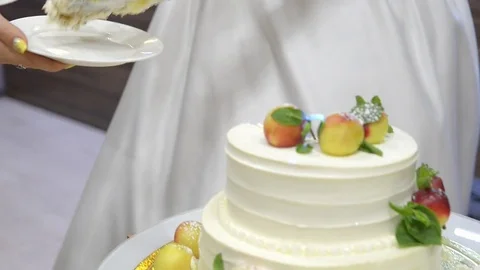 Cutting and folding plates on the wedding cake 库存影片 70916646