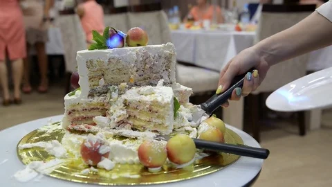 Cutting and folding plates on the wedding cake 库存影片 70916968