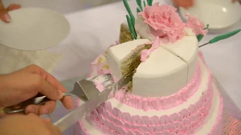 Cutting and folding plates on the wedding cake 库存影片 70917230