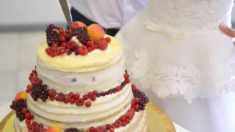 Cutting and folding plates on the wedding cake 库存影片 70919280
