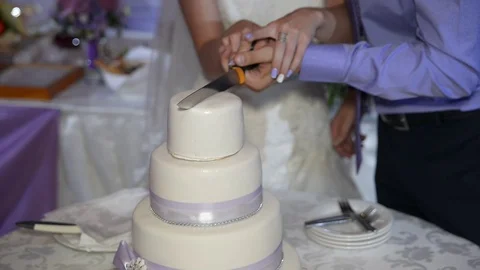 Cutting and folding plates on the wedding cake 库存影片 70921213