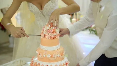 Cutting and folding plates on the wedding cake 库存影片 71294710