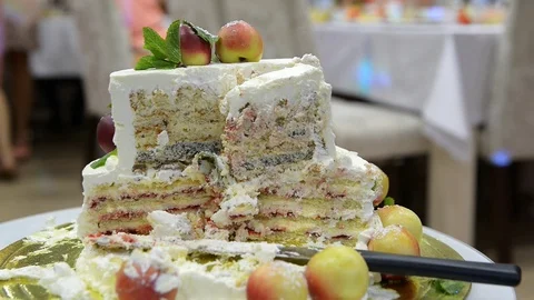 Cutting and folding plates on the wedding cake 库存影片 71295097