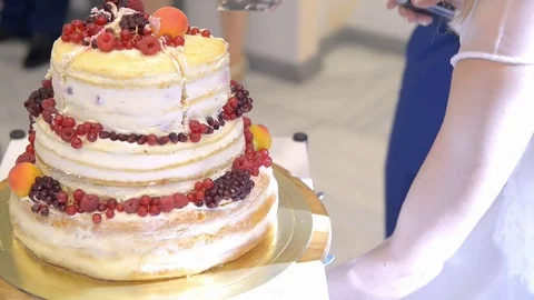 Cutting and folding plates on the wedding cake Видео 71295910