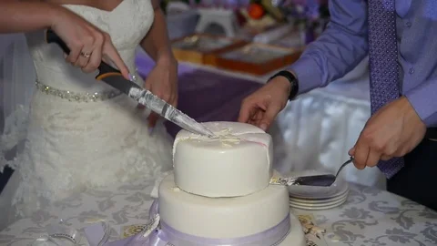 Cutting and folding plates on the wedding cake Видео 71296608