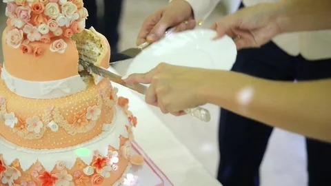 Cutting and folding plates on the wedding cake Видео 71373608