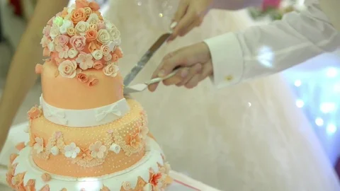 Cutting and folding plates on the wedding cake Видео 71385406