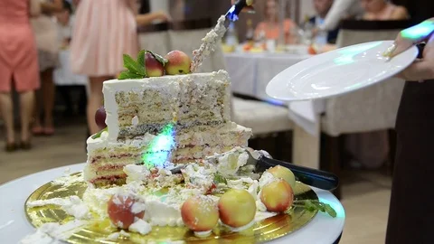 Cutting and folding plates on the wedding cake Видео 71385894