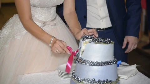 Cutting and folding plates on the wedding cake Видео 71385994