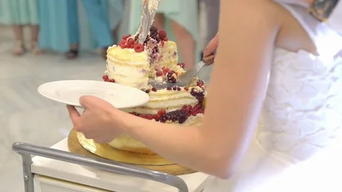Cutting and folding plates on the wedding cake Video stock 71386066