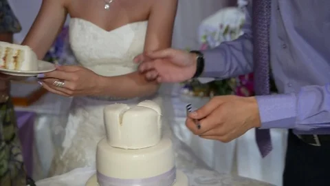 Cutting and folding plates on the wedding cake Видео 71387360