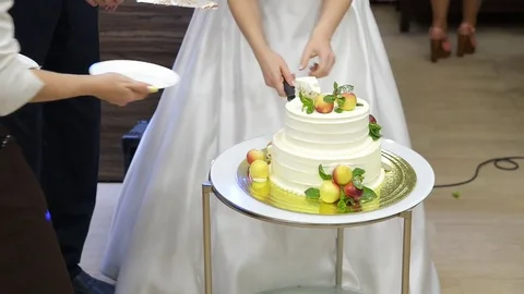Cutting and folding plates on the wedding cake Видео 71387936