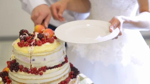 Cutting and folding plates on the wedding cake Видео 71388317