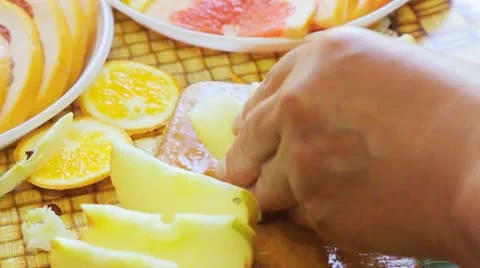 Cutting apple Stockbeeldmateriaal 10964208