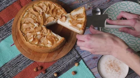 Cutting apple pie top view. Cutting a piece of delicious pie with crusty crisp Stock-Footage 139148595