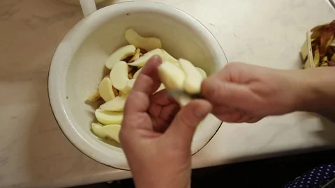 Cutting apples. Preparation of charlotte. Vídeos de archivo 70240160