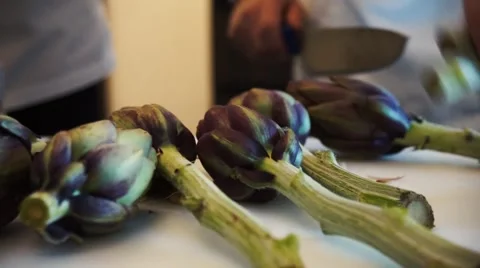 Cutting artichokes 스톡 동영상 68740925