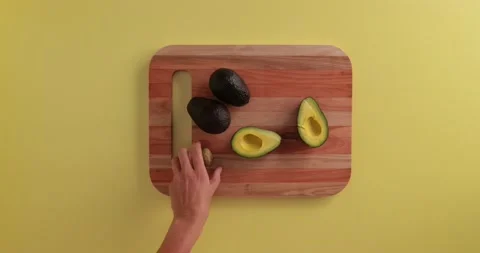 Cutting avocados in halves Video stock 133819618