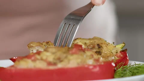 Cutting baked bell pepper Video stock 165793667