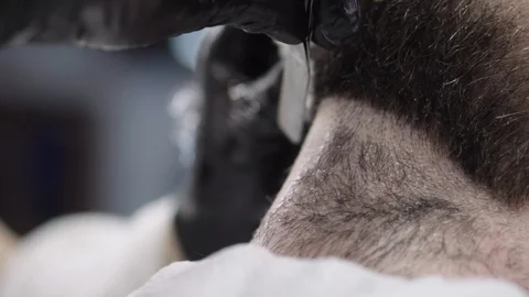 Cutting a beard with a blade 動画素材 88445398