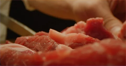 Cutting beef with chef knife macro shot Vidéo 126292521