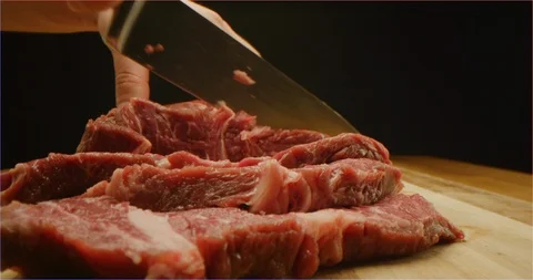 Cutting beef with chef knife macro shot Vidéo 126292559