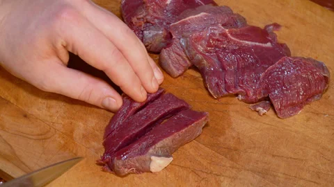 Cutting beef on a cutting board Vídeo Stock 247831410