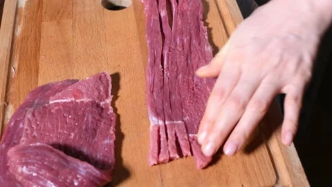 Cutting beef meat on a thin slices on a cutting board Vídeo Stock 155763520