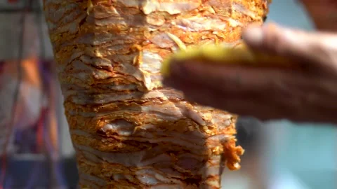Cutting beef Pastor, Fire Top and meat, street mexican food Vidéo 158827096