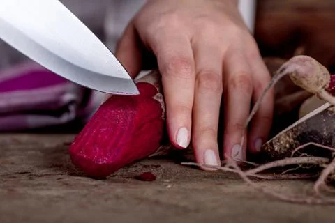 Cutting a beetroot Foto stock