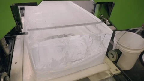Cutting big block of ice with electric saw, harvesting ice, 300lb block Vídeos de archivo 248937899