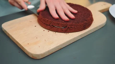 Cutting the biscuit cake into two thin parts Stock-Footage 252322858