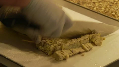  Cutting a block of tempeh into slices Vídeos de archivo 143720199