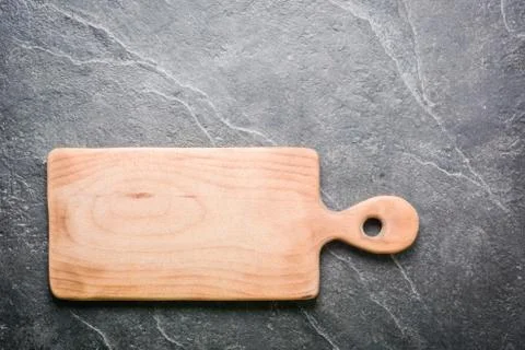 Cutting board at black stone table surface Foto stock