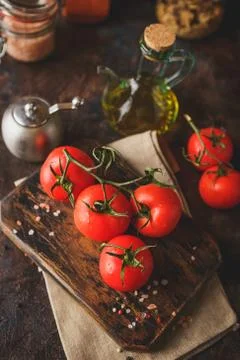 Cutting board with cherry tomatoes Fotos Stock