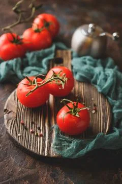 Cutting board with cherry tomatoes Fotos Stock