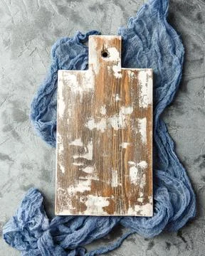 Cutting board over metal table background. Cooking backdrop. Top view with sp Stock-Fotos