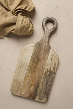 Cutting board, wooden, rectangular shape, with handle, with kitchen towel, top Foto stock