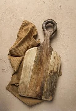 Cutting board, wooden, rectangular shape, with handle, with kitchen towel, top Foto stock