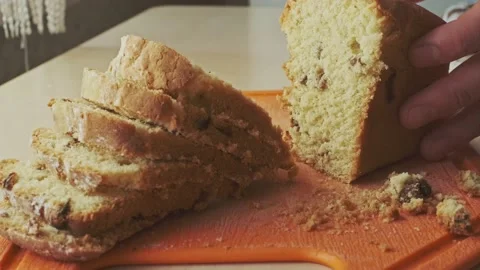 Cutting bread or muffin with a knife. Vídeos de archivo 137656011